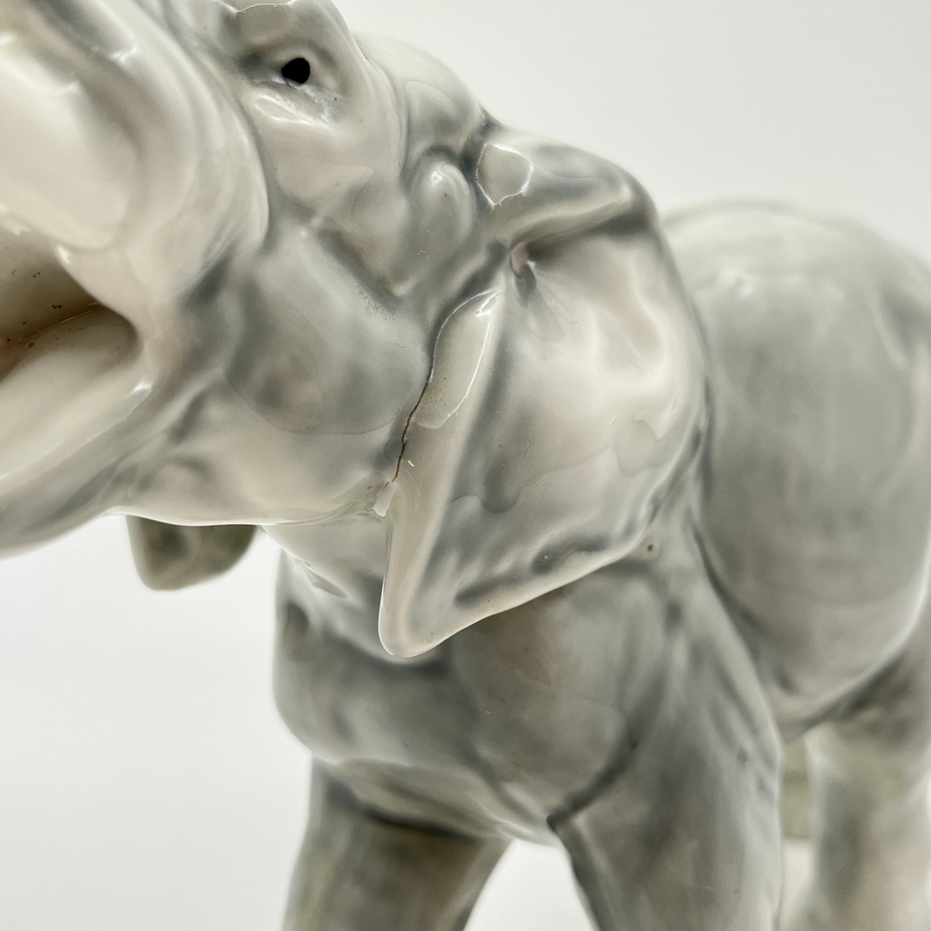 Статуэтка "Слон с поднятым хоботом вверх", фарфор, роспись, Gräfenthal (Графенталь), Германия, 1972-1990 гг.