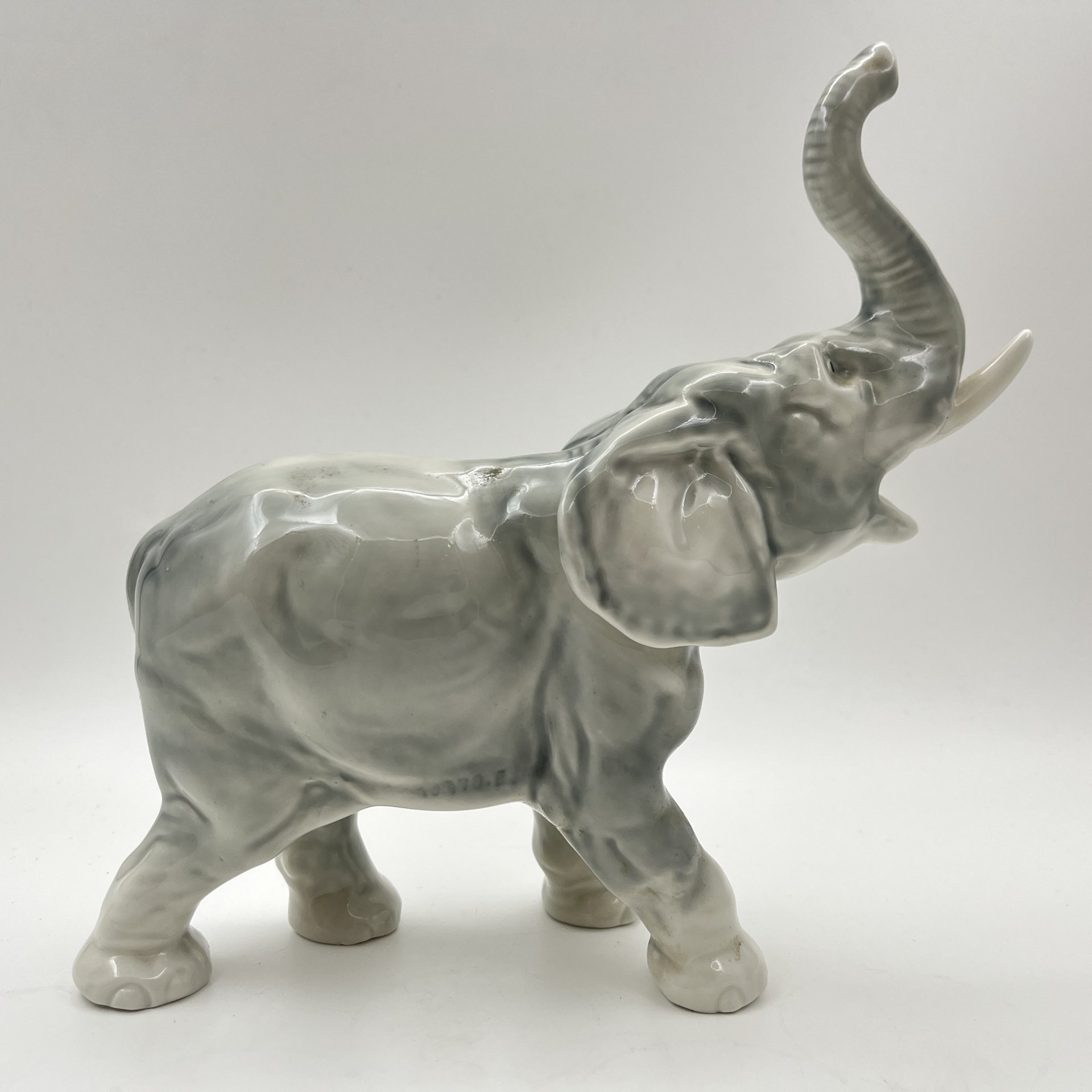 Статуэтка "Слон с поднятым хоботом вверх", фарфор, роспись, Gräfenthal (Графенталь), Германия, 1972-1990 гг.