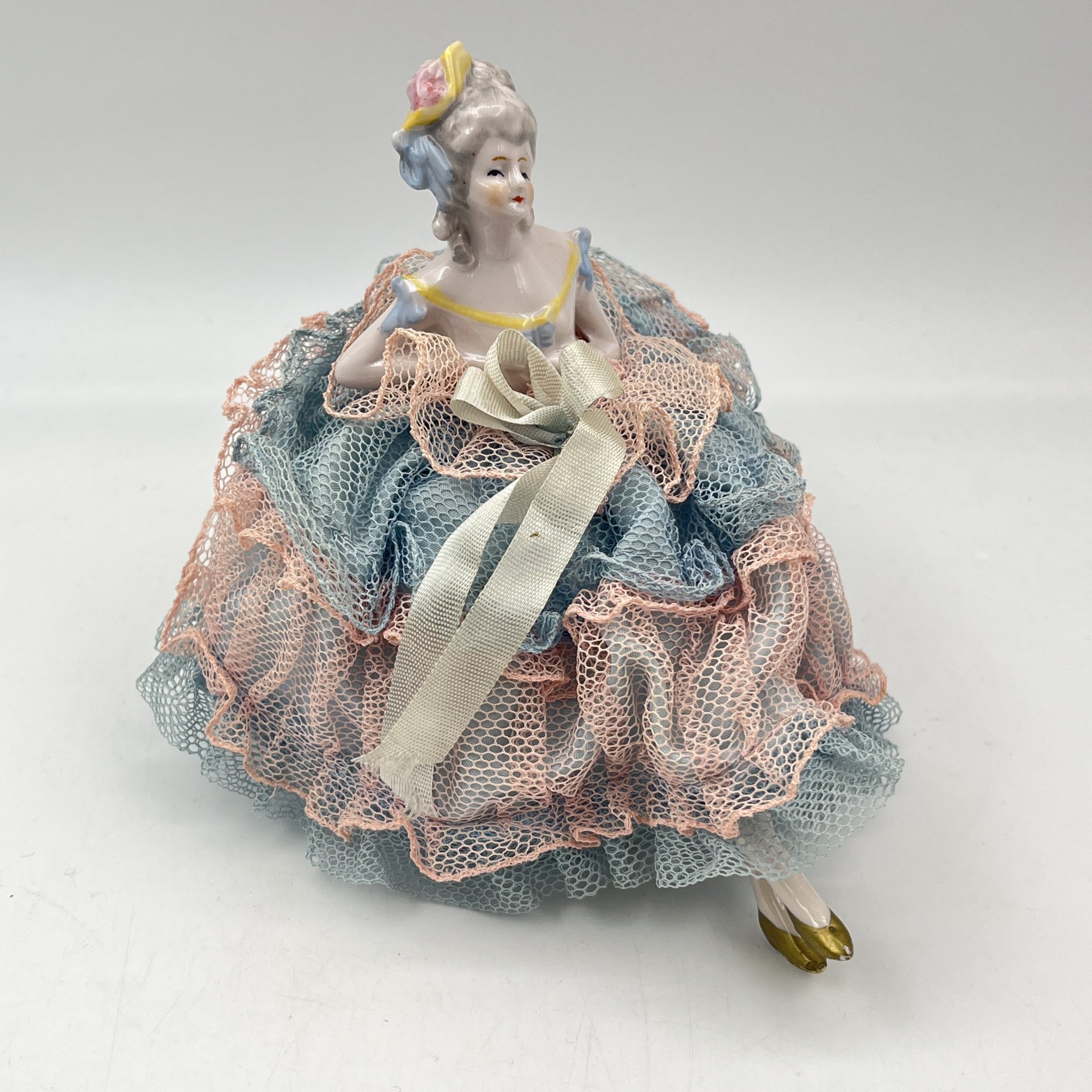 Игольница в виде дамы в розово-голубом кружевном платье