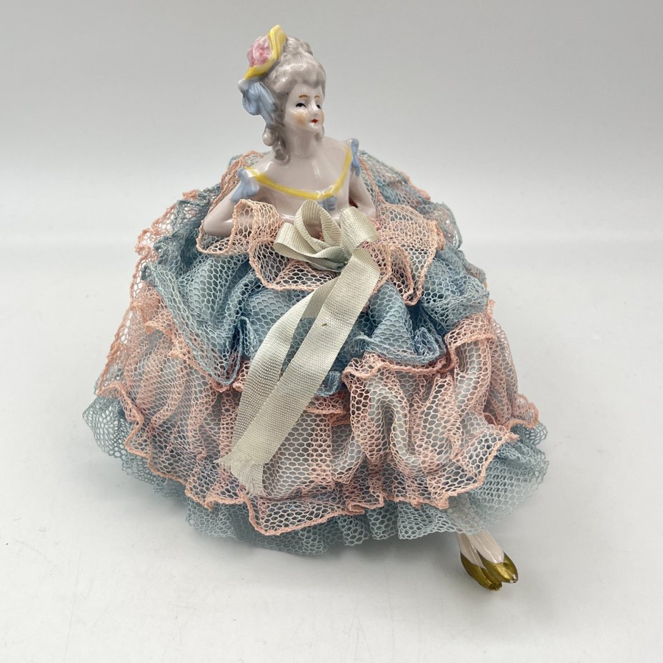 Игольница в виде дамы в розово-голубом кружевном платье