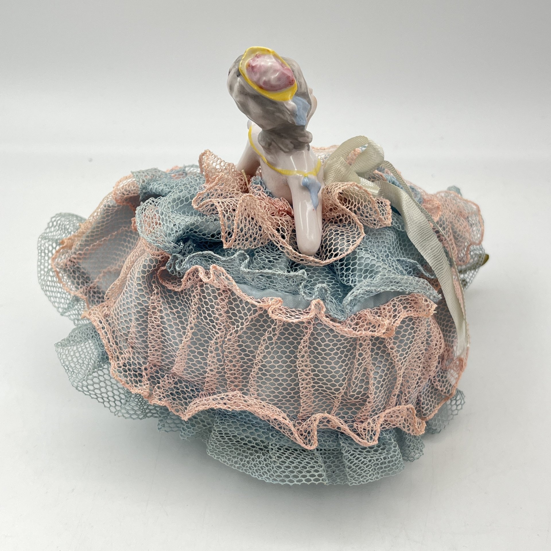 Игольница в виде дамы в розово-голубом кружевном платье