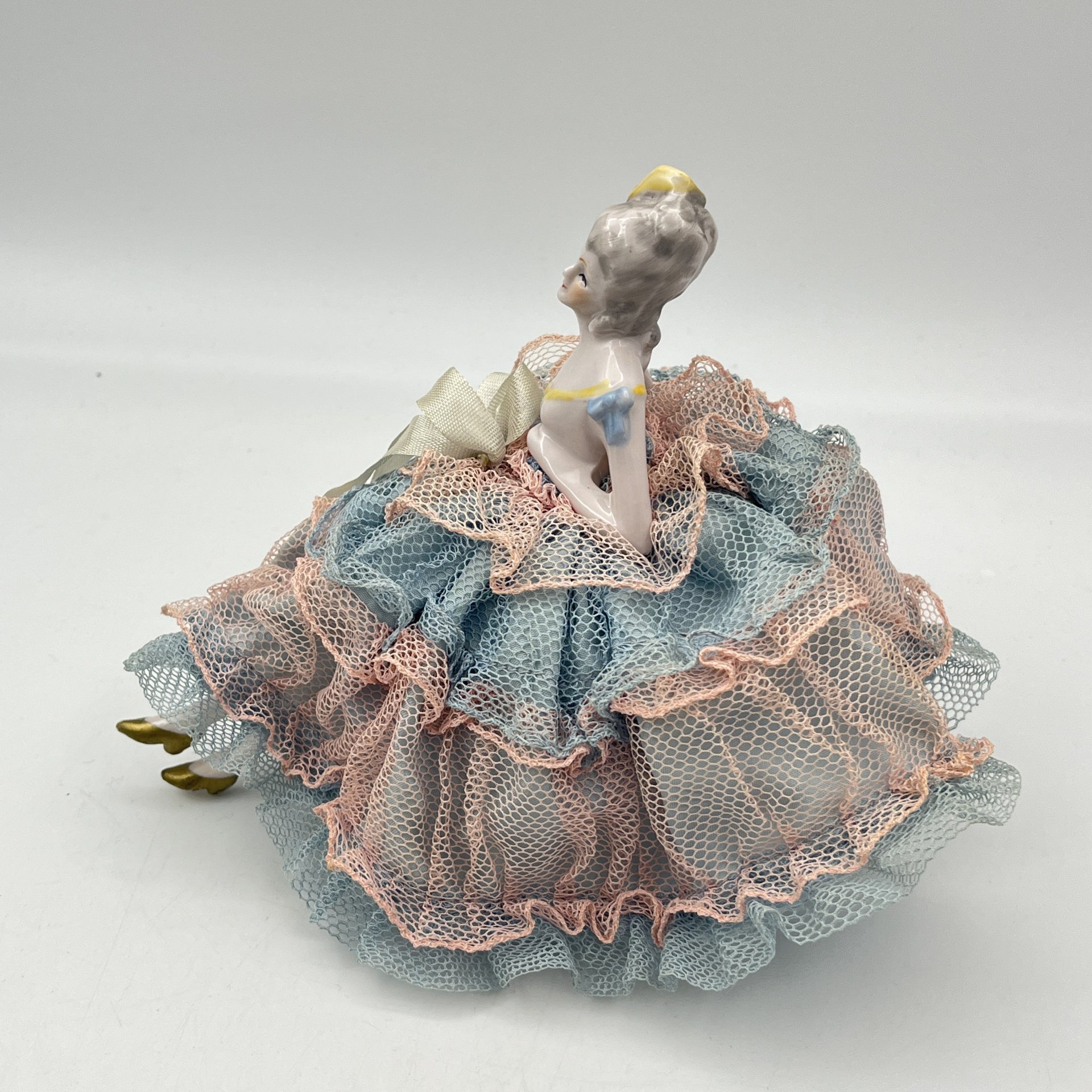 Игольница в виде дамы в розово-голубом кружевном платье