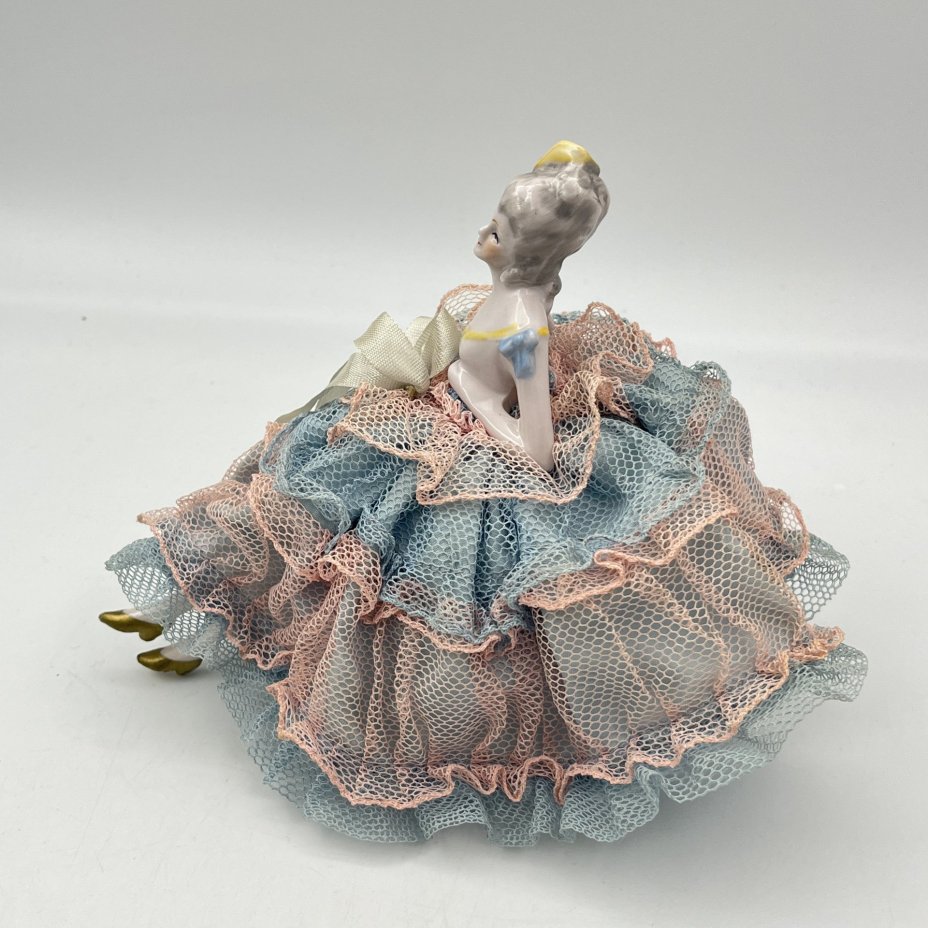 Игольница в виде дамы в розово-голубом кружевном платье