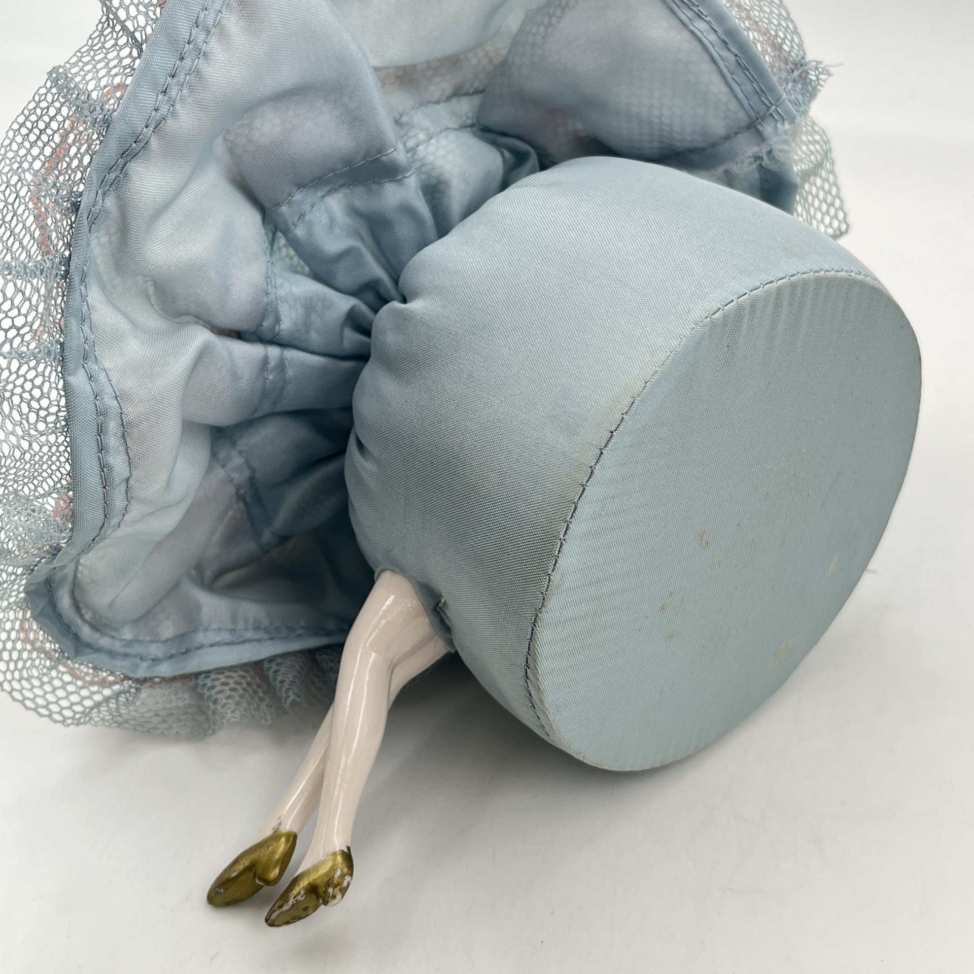 Игольница в виде дамы в розово-голубом кружевном платье