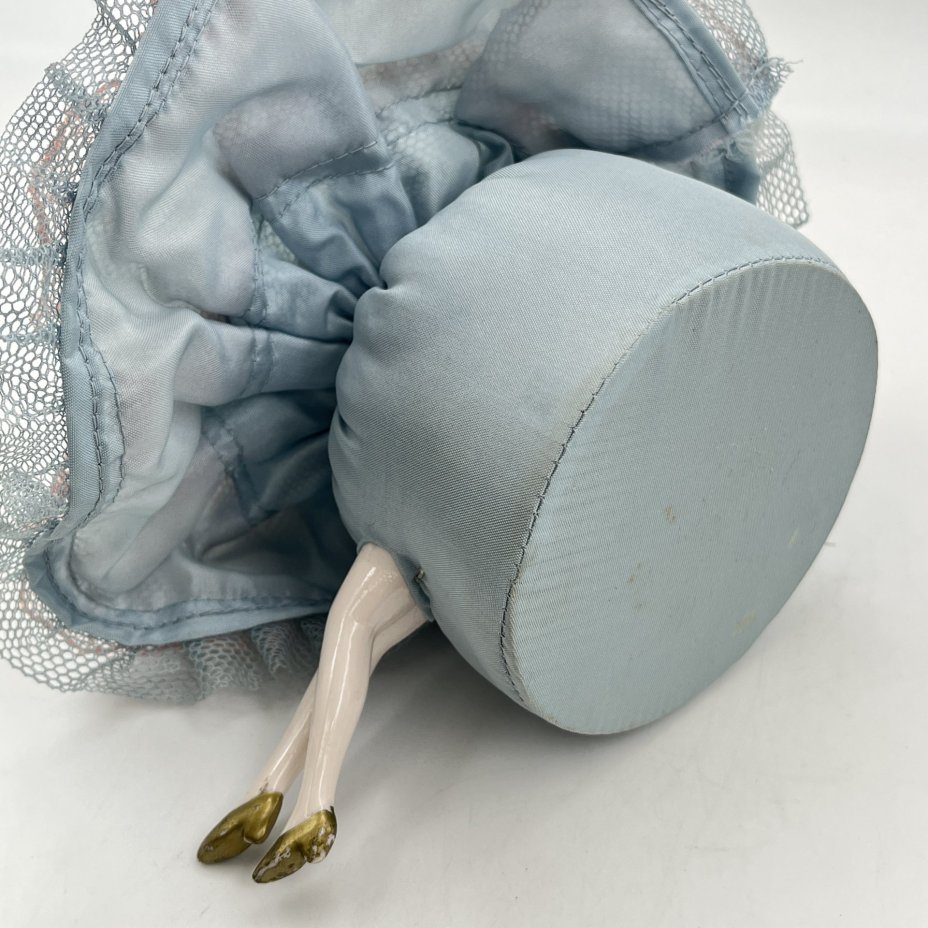 Игольница в виде дамы в розово-голубом кружевном платье