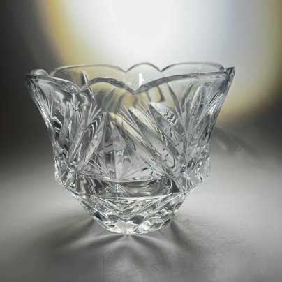 Салатник в форме бутона с резным геометрическим декором