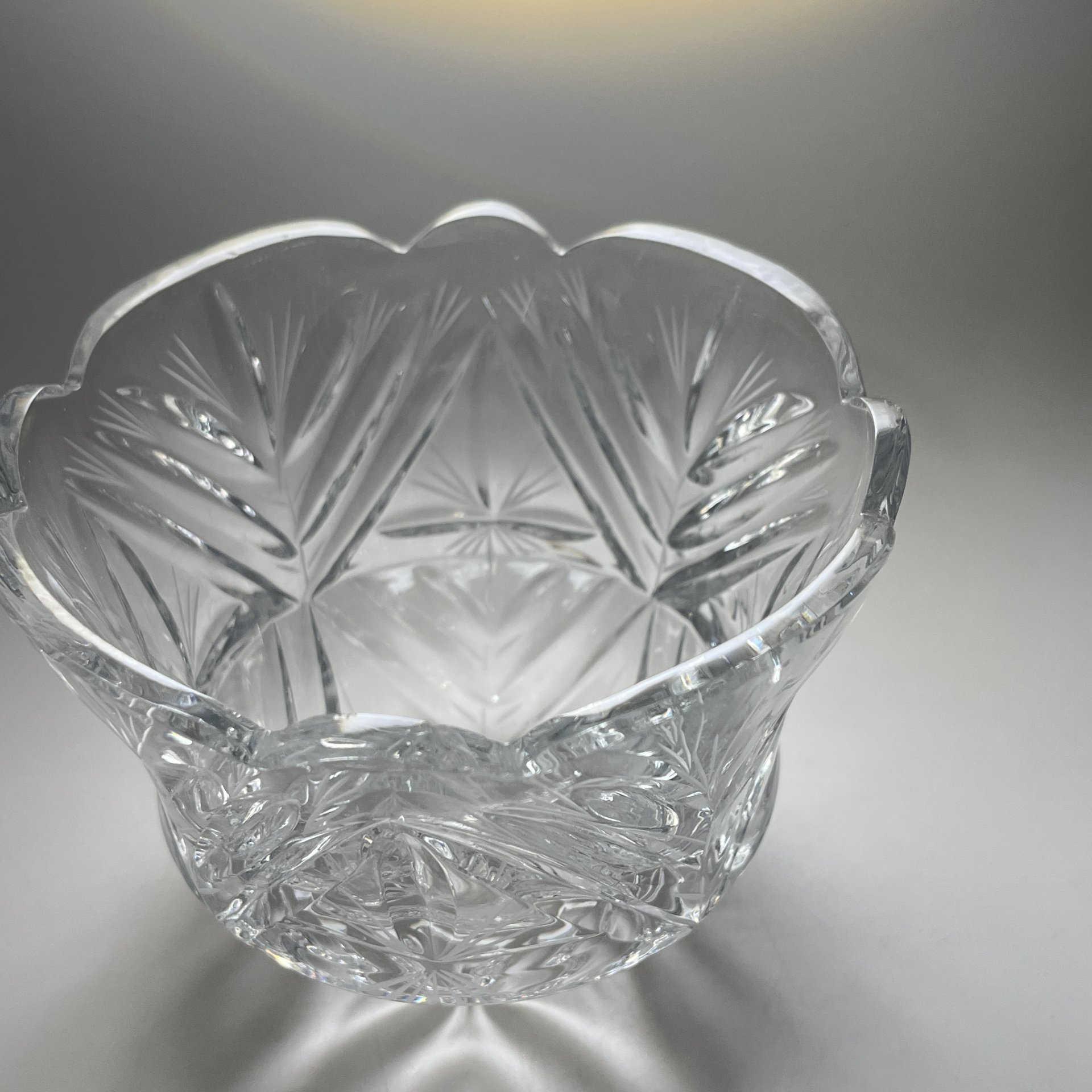 Салатник в форме бутона с резным геометрическим декором