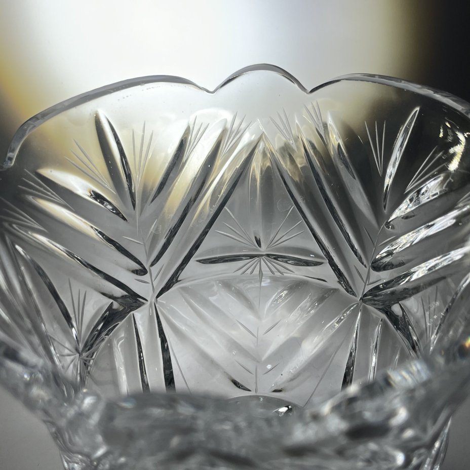 Салатник в форме бутона с резным геометрическим декором