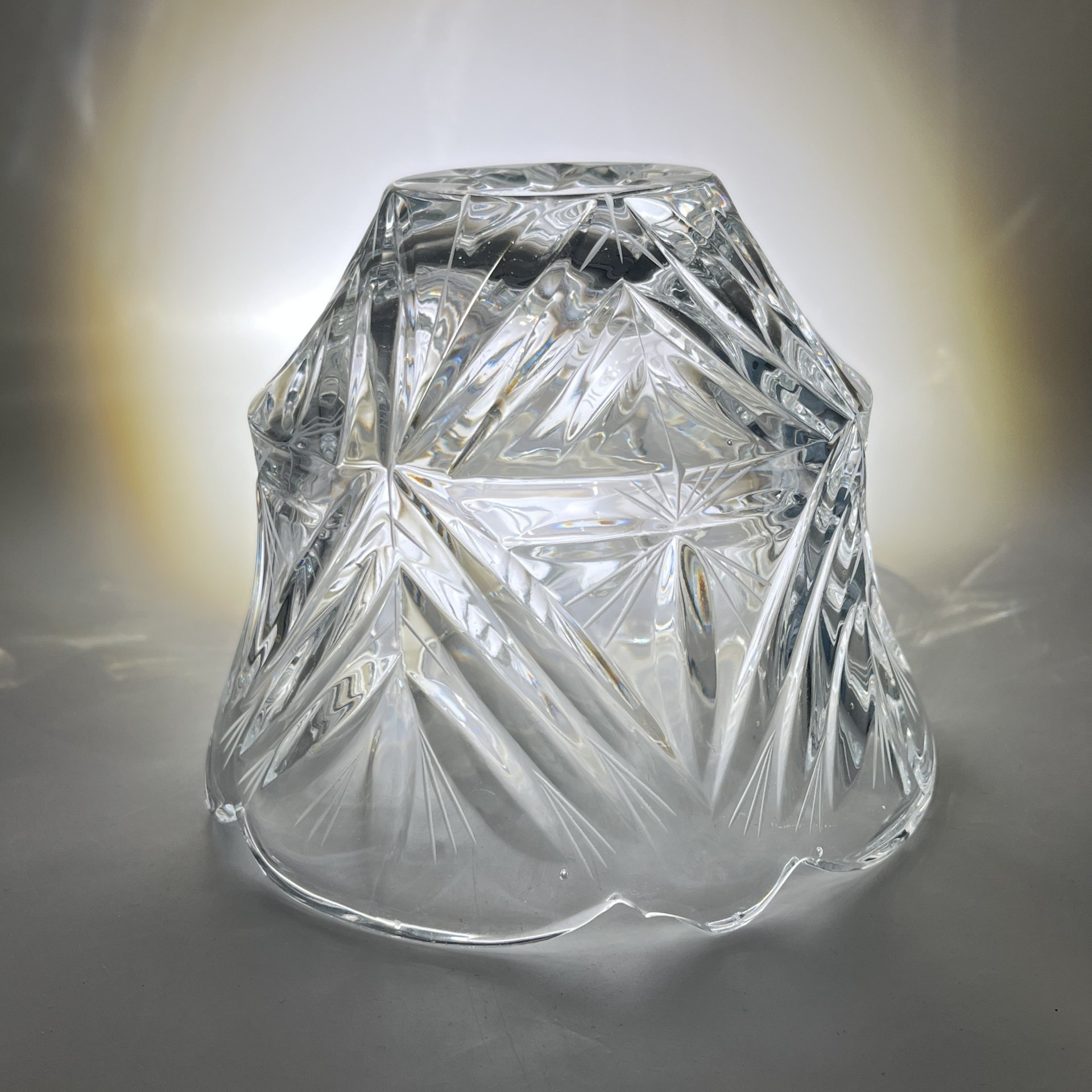 Салатник в форме бутона с резным геометрическим декором