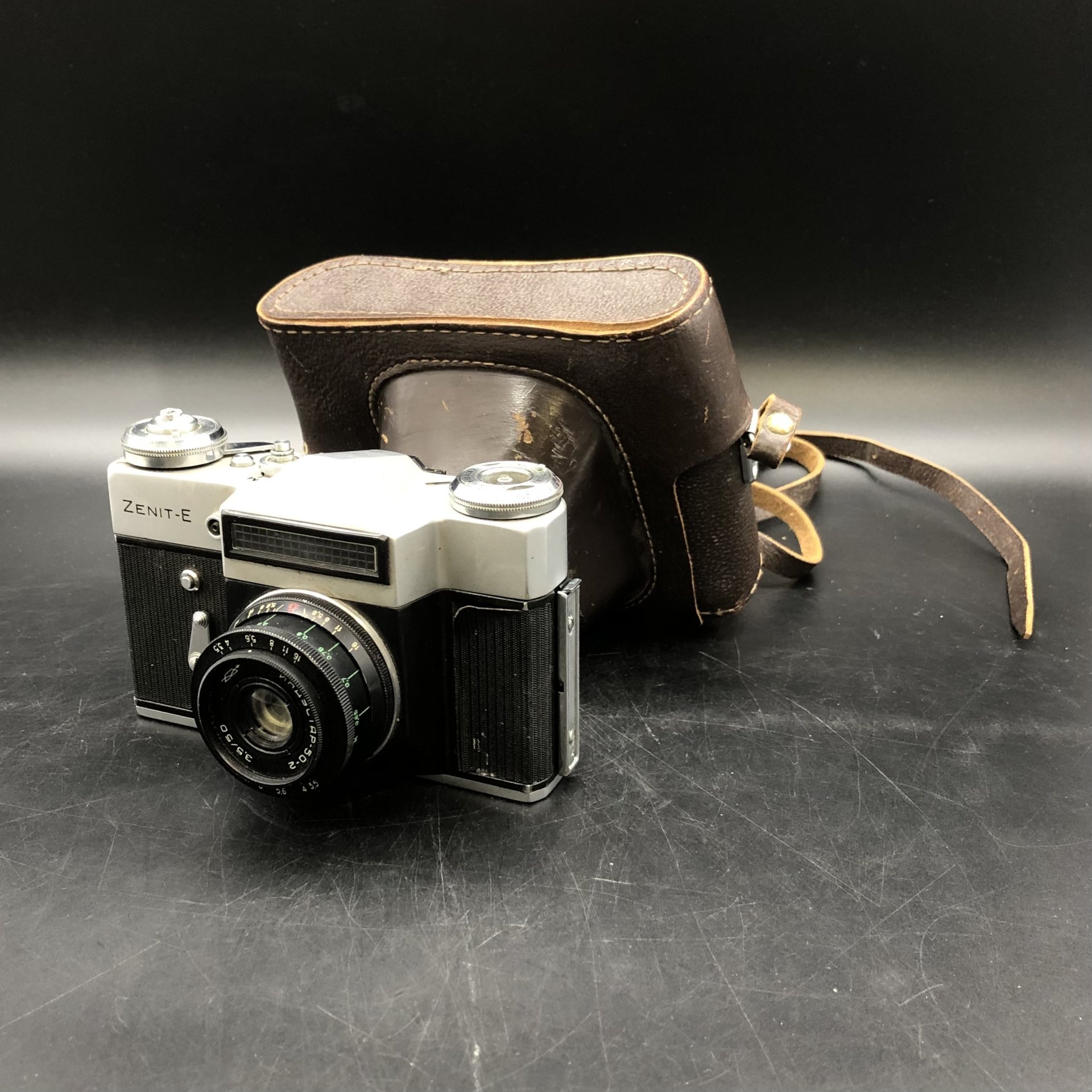 Фотоаппарат плёночный "Зенит-Е" с объективом "Индустар 50-2" в оригинальном кофре (нерабочий), Белорусское оптико-механическое объединение (БелОМО)