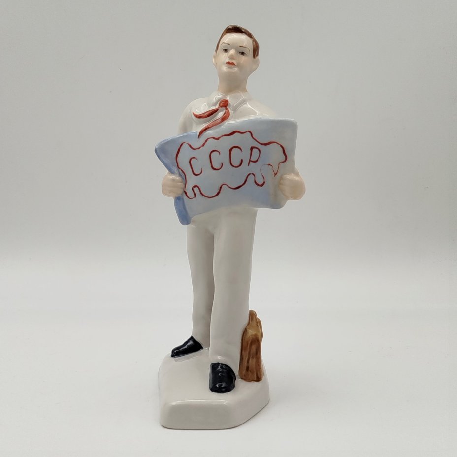 Статуэтка "Пионер с плакатом  "СССР", фарфор, роспись, Коростенский фарфоровый завод (КФЗ), Украина, 1980-2000 гг.