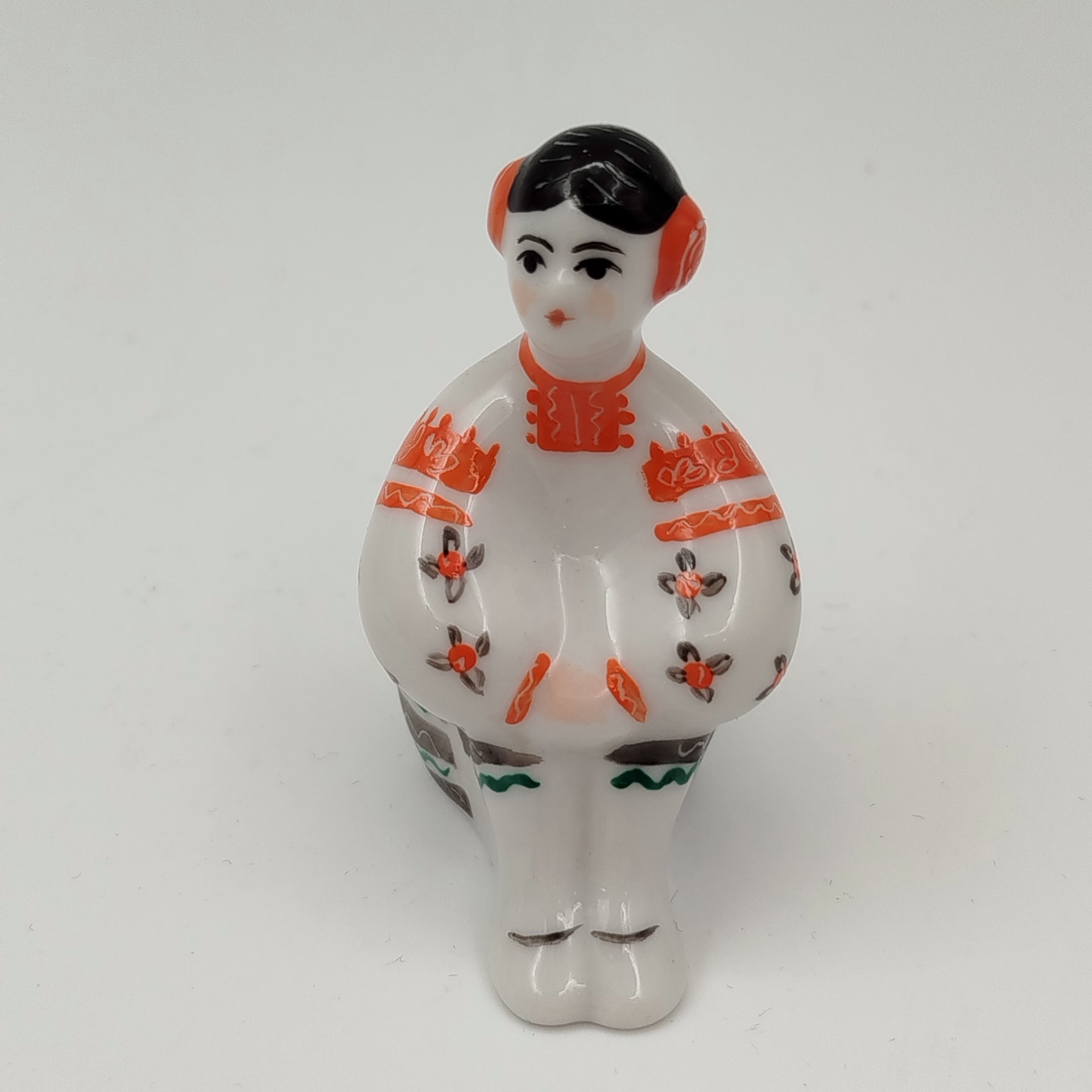 Статуэтка  миниатюрная  "Калина", скульптор Н.Г. Гонсалес, фарфор, роспись, Киевский экспериментальный керамико-художественный завод (КЭКХЗ), СССР, 1980-1990 гг.