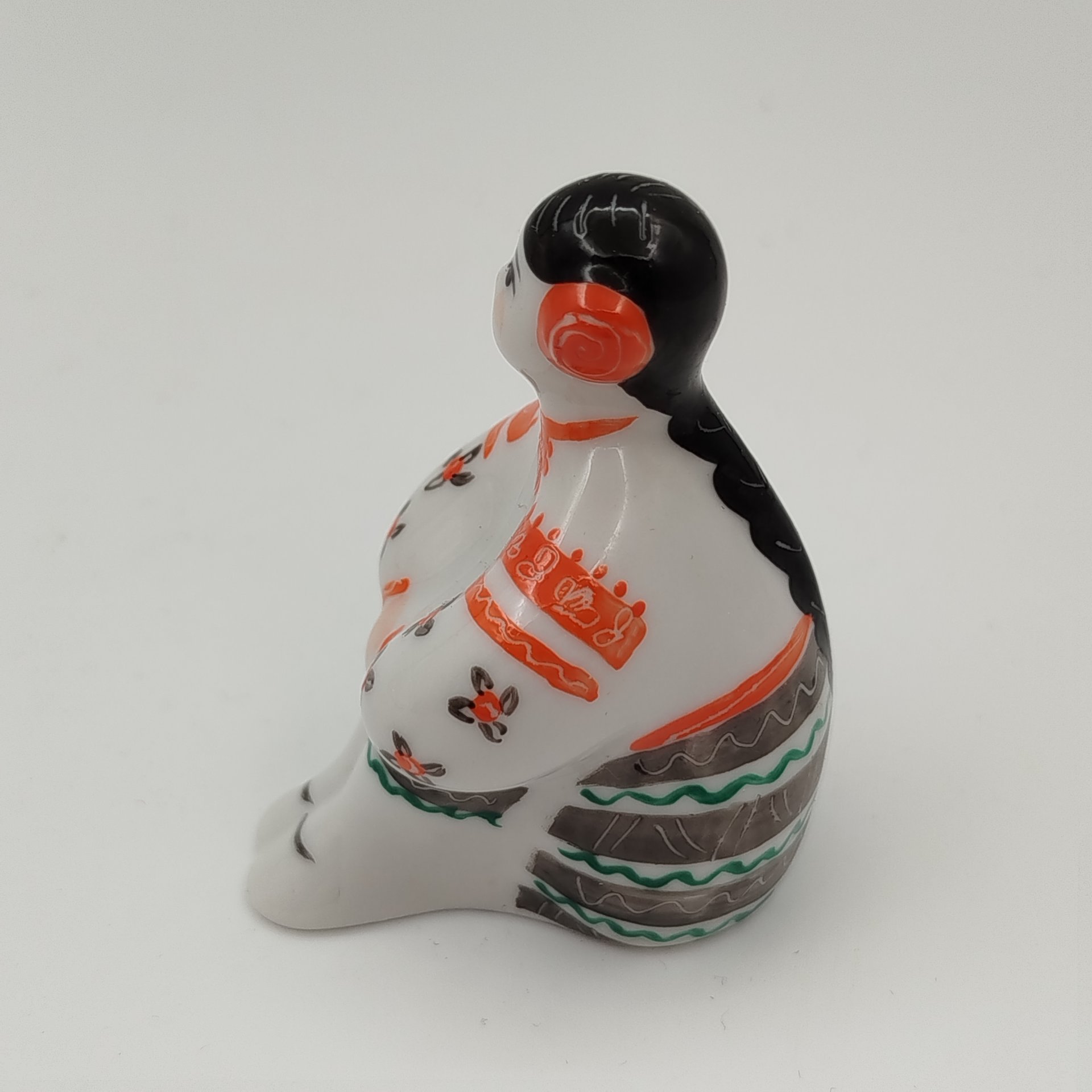 Статуэтка  миниатюрная  "Калина", скульптор Н.Г. Гонсалес, фарфор, роспись, Киевский экспериментальный керамико-художественный завод (КЭКХЗ), СССР, 1980-1990 гг.