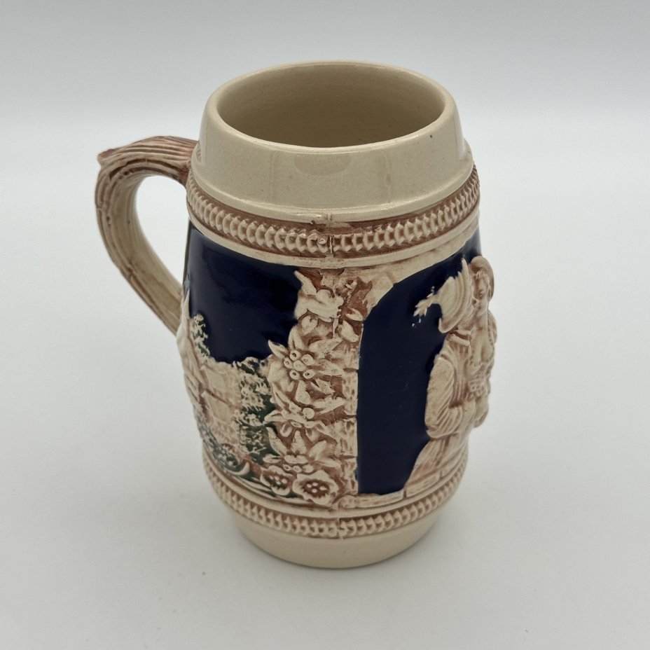 Кружка пивная  миниатюрная, украшенная изображением  парочки  (Поцелуй), керамика, рельеф