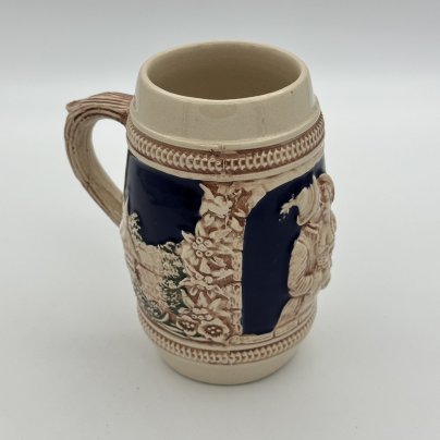Кружка пивная  миниатюрная, украшенная изображением  парочки  (Поцелуй), керамика, рельеф