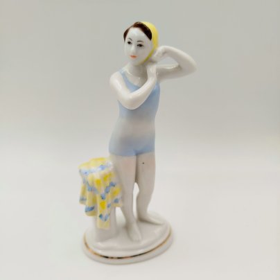 Статуэтка "Юная купальщица", скульптор Г.С. Столбова, художник Е.Н. Лупанова