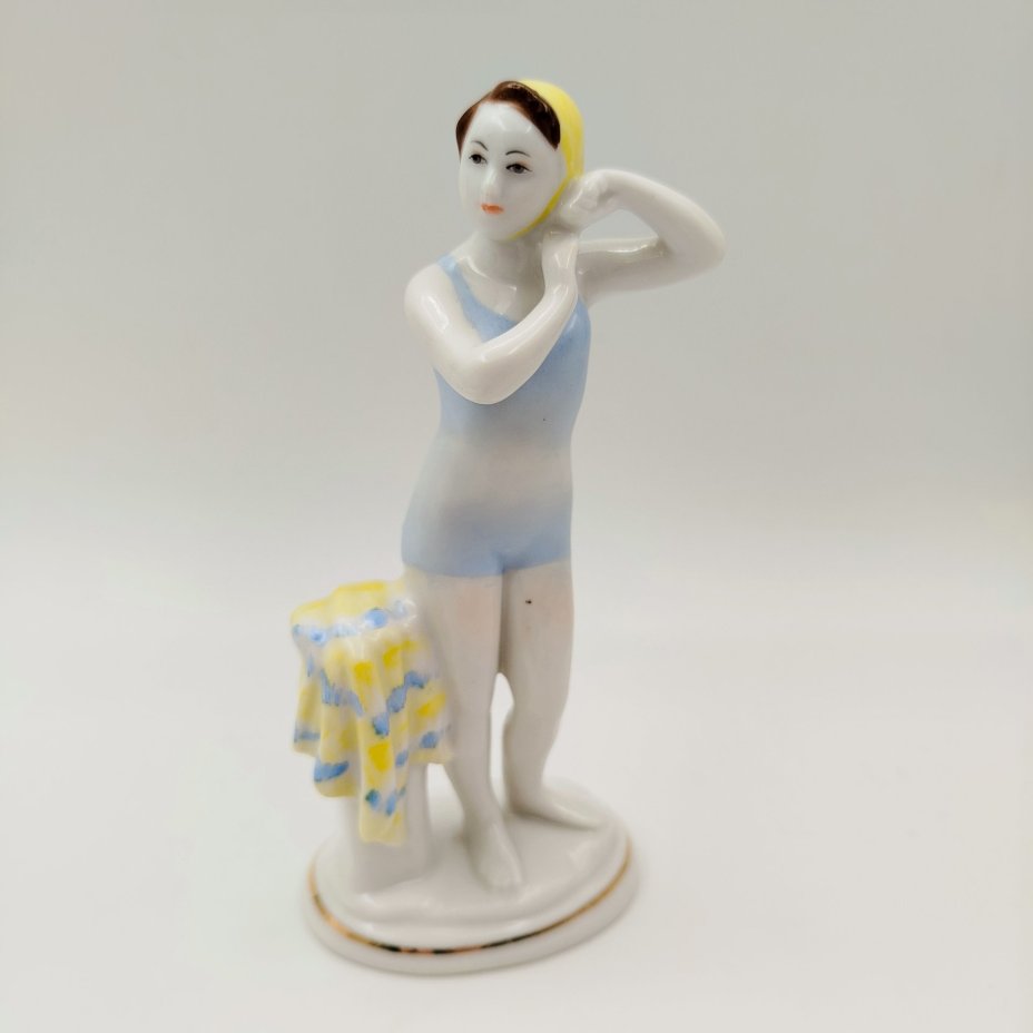 Статуэтка "Юная купальщица", скульптор Г.С. Столбова, художник Е.Н. Лупанова