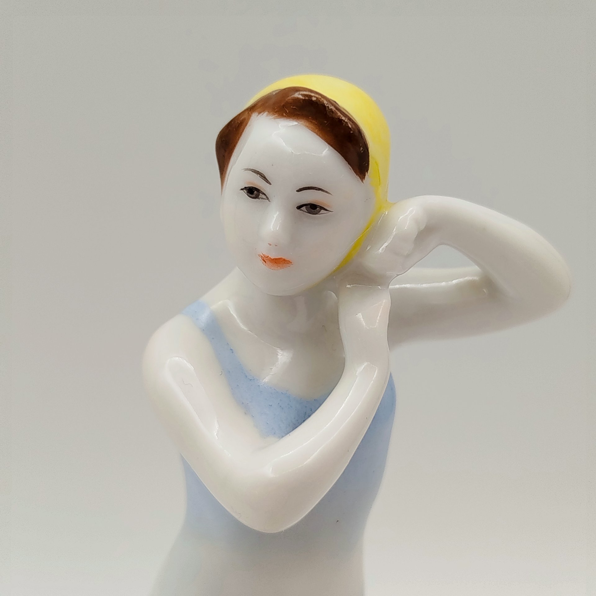 Статуэтка "Юная купальщица", скульптор Г.С. Столбова, художник Е.Н. Лупанова