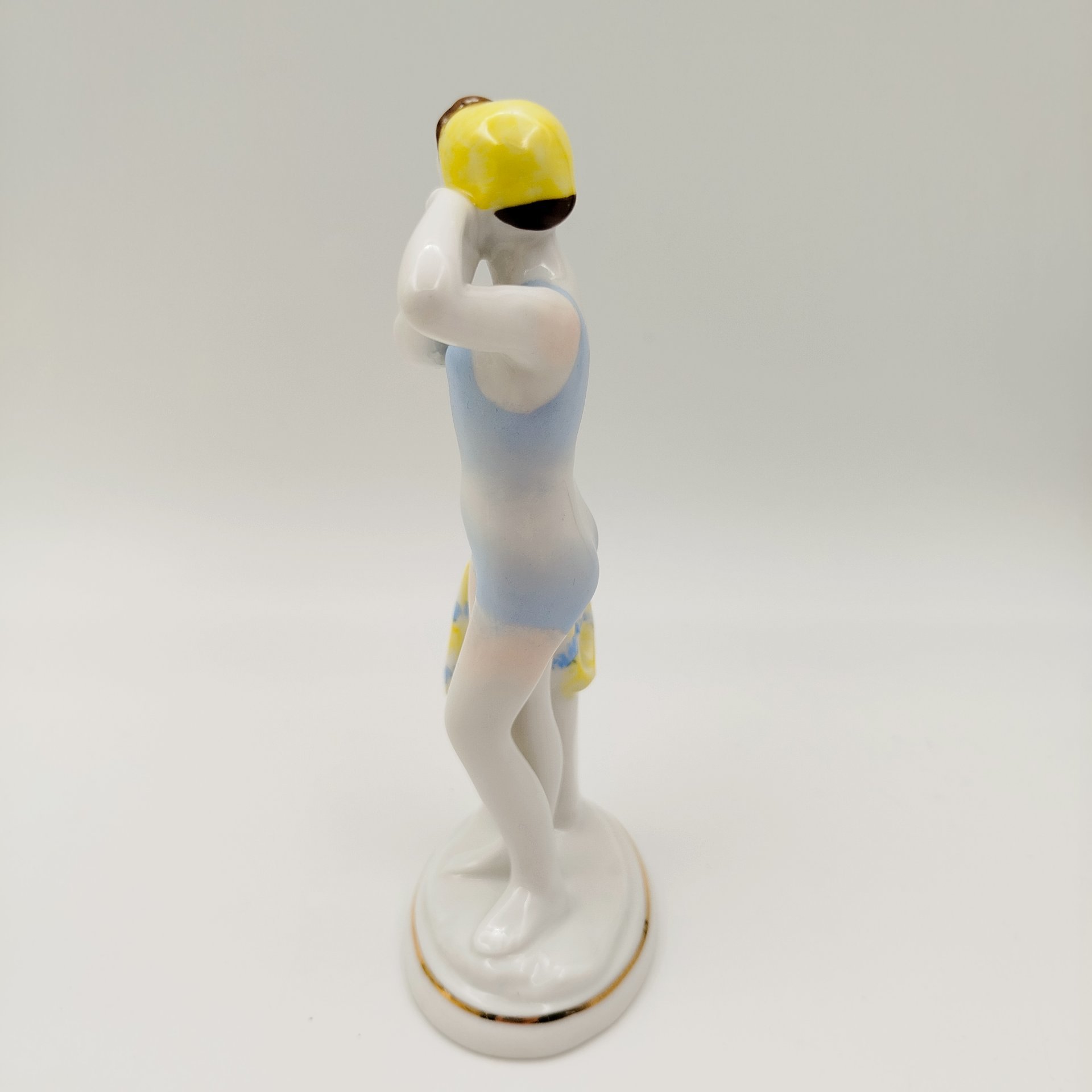 Статуэтка "Юная купальщица", скульптор Г.С. Столбова, художник Е.Н. Лупанова