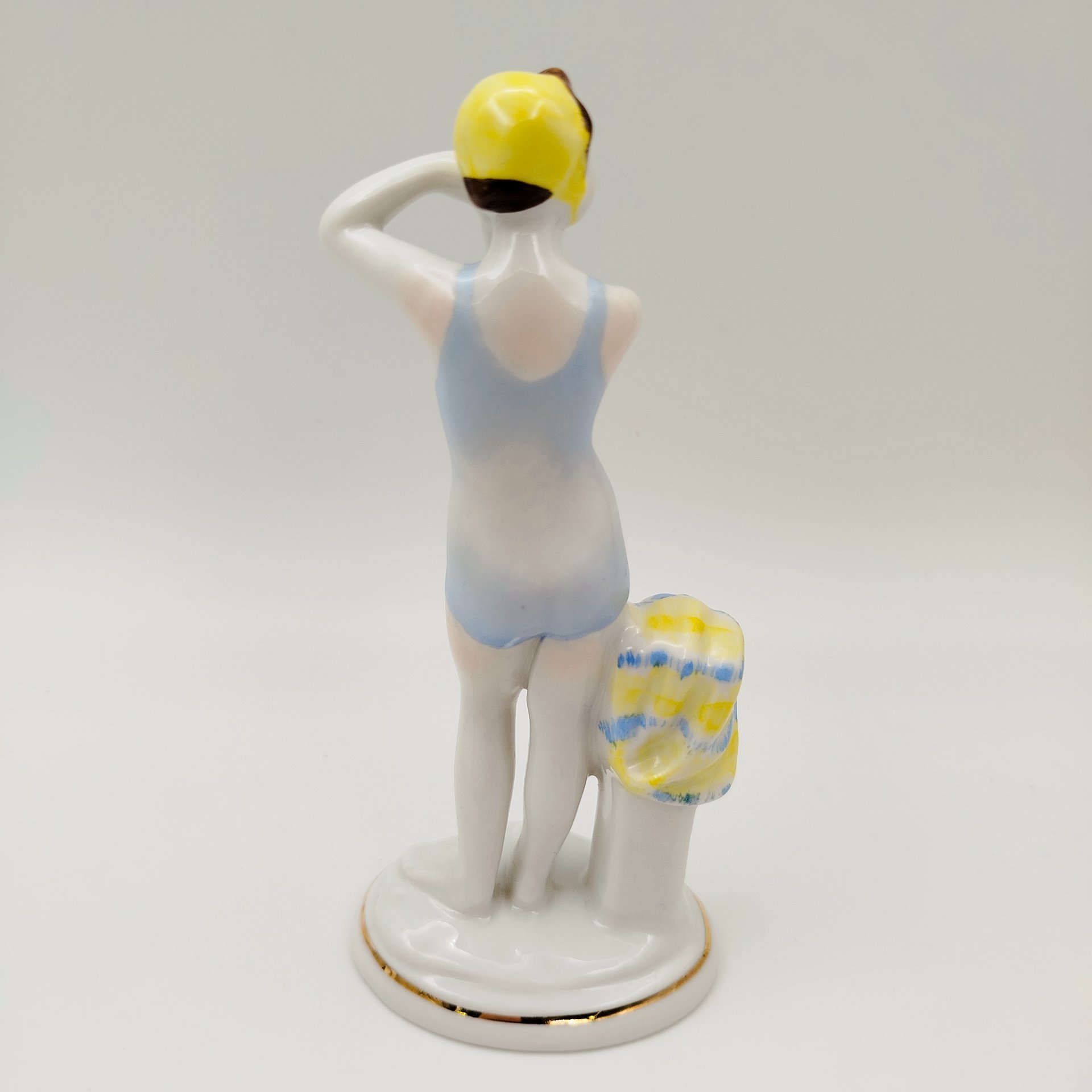 Статуэтка "Юная купальщица", скульптор Г.С. Столбова, художник Е.Н. Лупанова