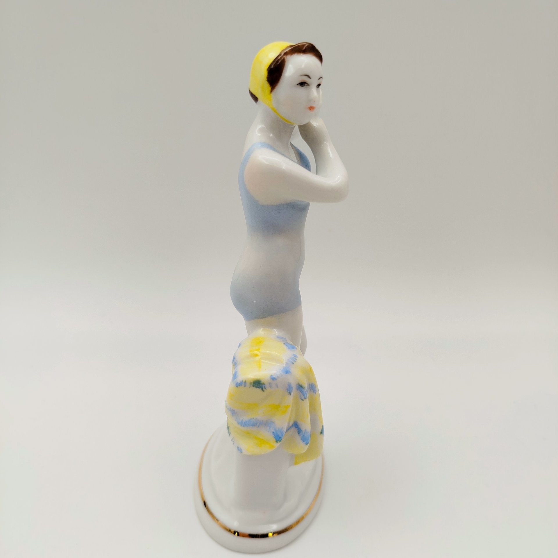 Статуэтка "Юная купальщица", скульптор Г.С. Столбова, художник Е.Н. Лупанова