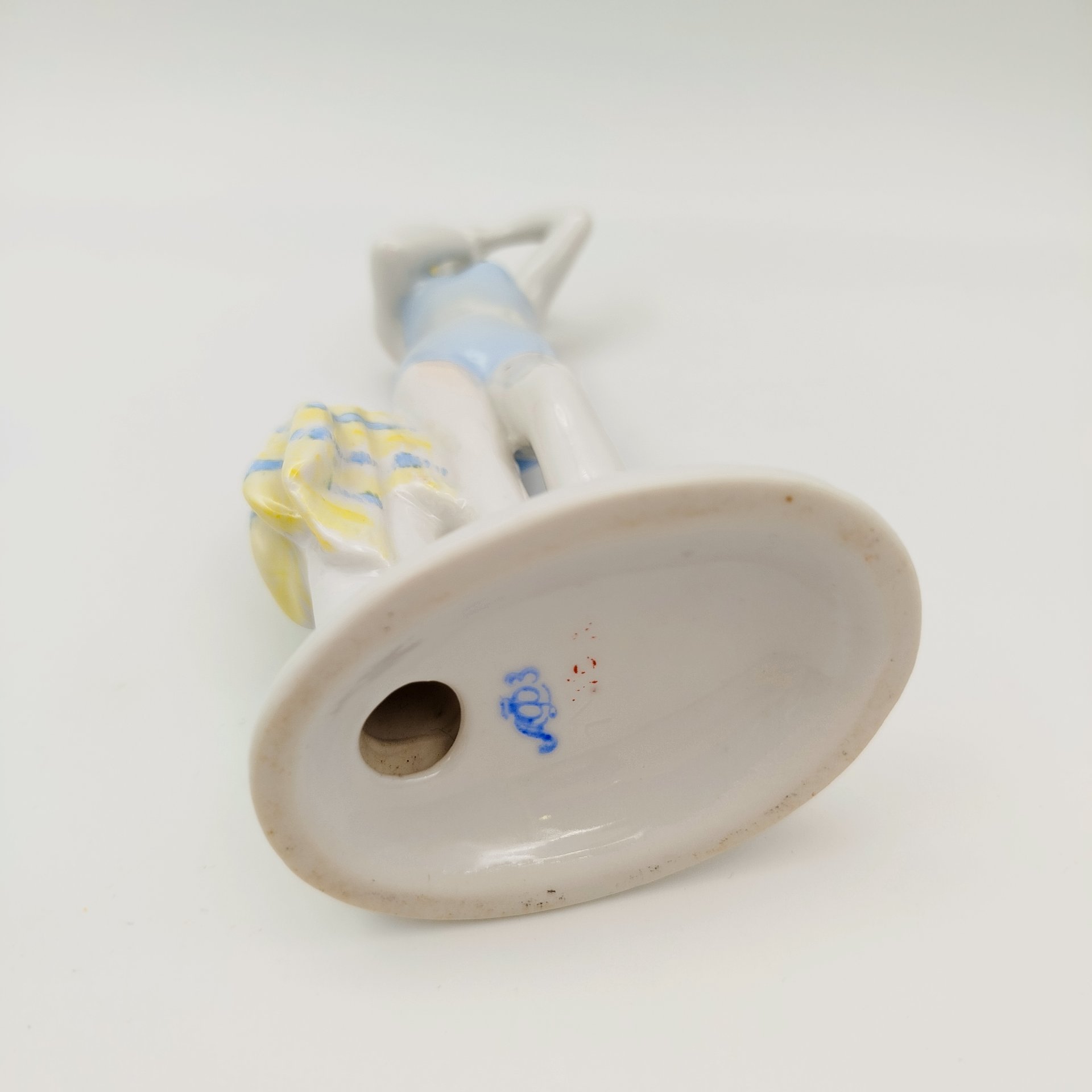 Статуэтка "Юная купальщица", скульптор Г.С. Столбова, художник Е.Н. Лупанова