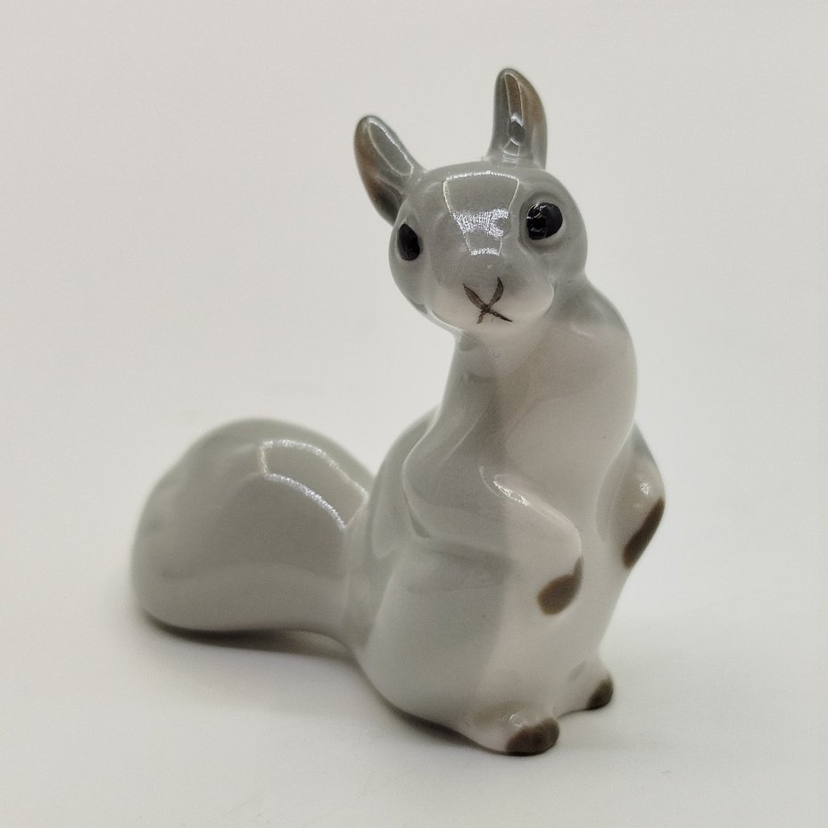 Статуэтка "Белочка", скульптор Н.Е. Муратов, фарфор, роспись, Ленинградский фарфоровый завод (ЛФЗ), СССР, 1960-1980 гг.