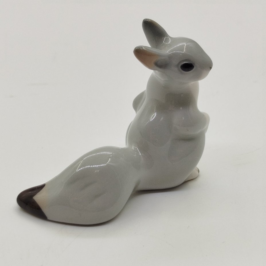 Статуэтка "Белочка", скульптор Н.Е. Муратов, фарфор, роспись, Ленинградский фарфоровый завод (ЛФЗ), СССР, 1960-1980 гг.