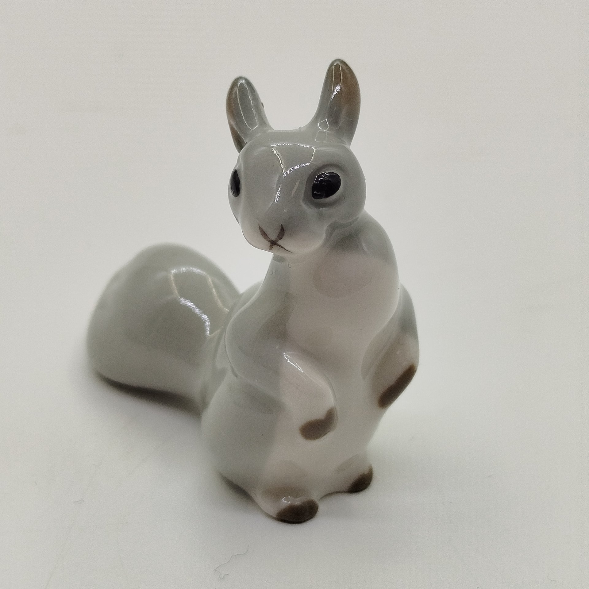 Статуэтка "Белочка", скульптор Н.Е. Муратов, фарфор, роспись, Ленинградский фарфоровый завод (ЛФЗ), СССР, 1960-1980 гг.