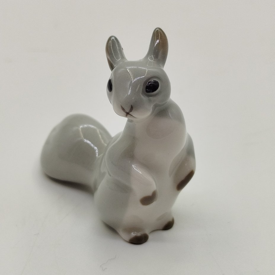 Статуэтка "Белочка", скульптор Н.Е. Муратов, фарфор, роспись, Ленинградский фарфоровый завод (ЛФЗ), СССР, 1960-1980 гг.