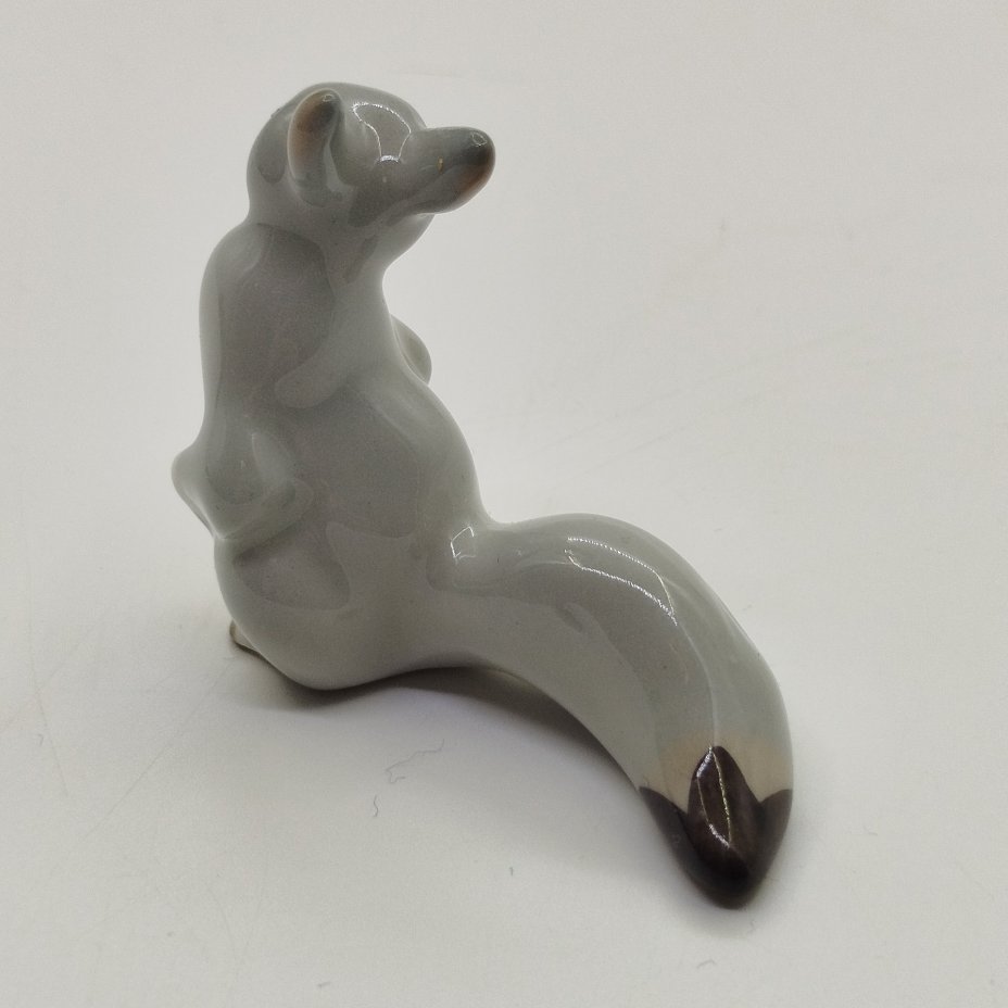 Статуэтка "Белочка", скульптор Н.Е. Муратов, фарфор, роспись, Ленинградский фарфоровый завод (ЛФЗ), СССР, 1960-1980 гг.