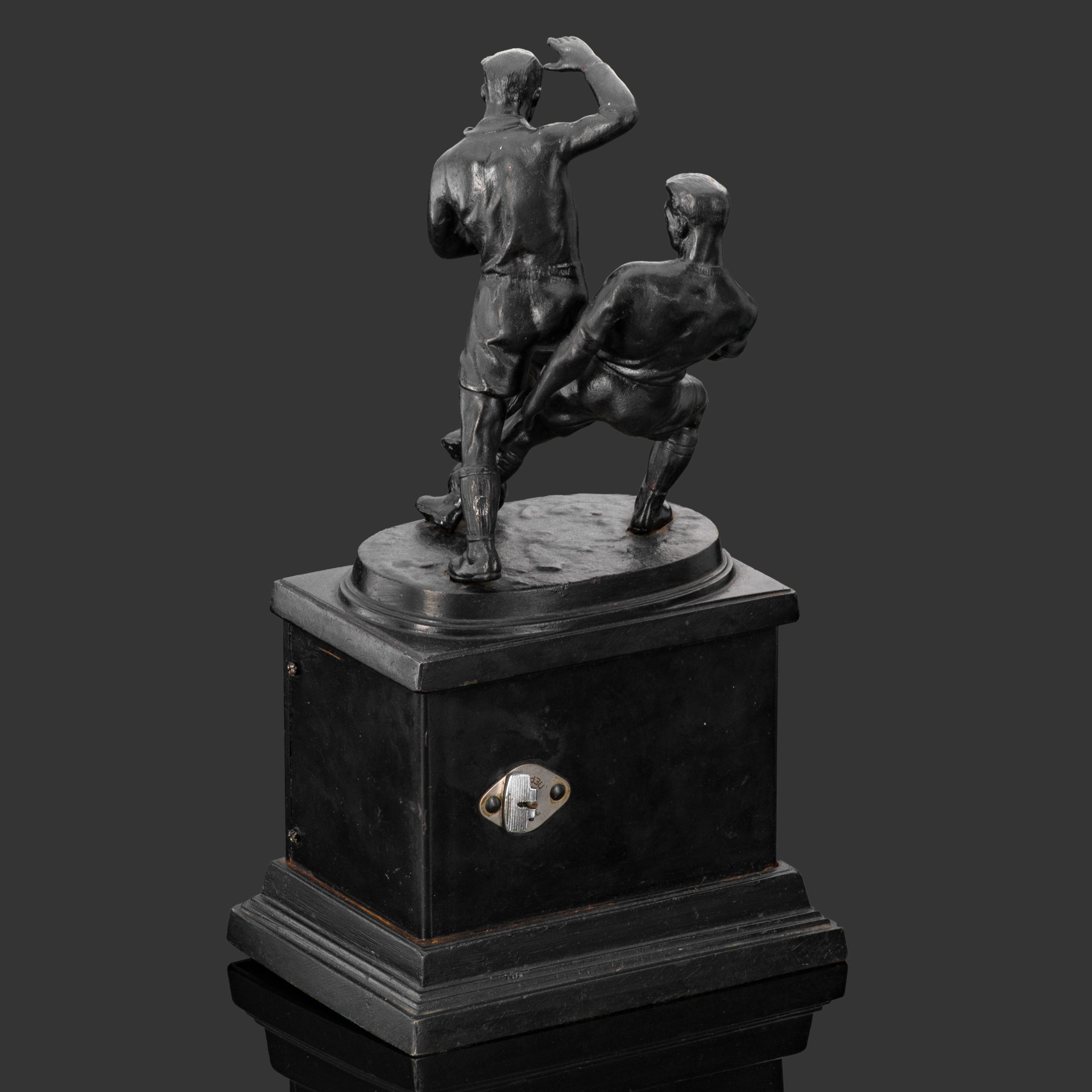 Часы "Футболисты", скульптор И.М. Чайков, чугун, крашение (голландская сажа), Каслинский чугунолитейный завод (Касли), СССР, 1961 г.