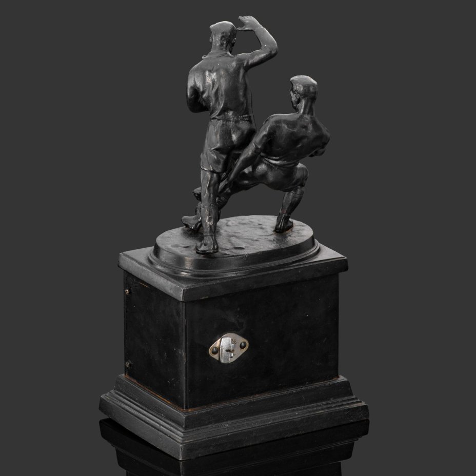 Часы "Футболисты", скульптор И.М. Чайков, чугун, крашение (голландская сажа), Каслинский чугунолитейный завод (Касли), СССР, 1961 г.