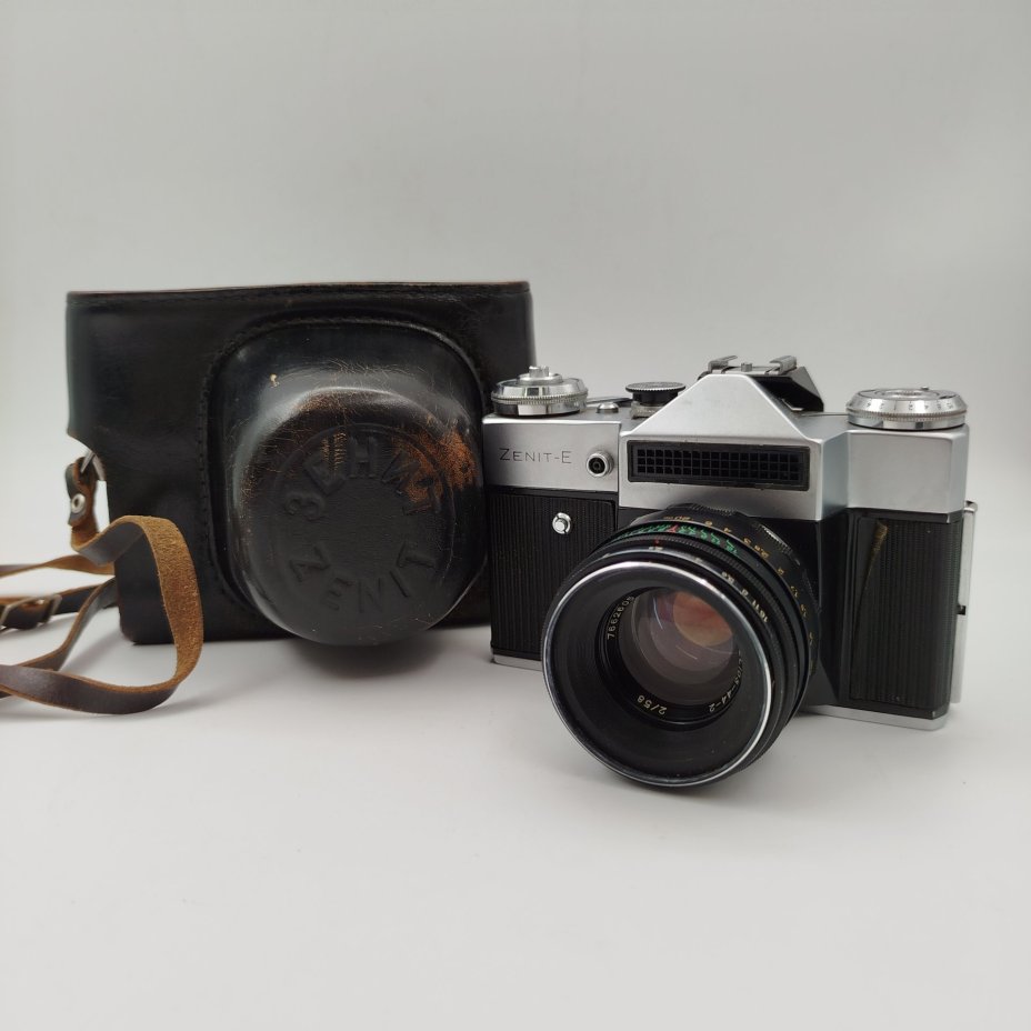 Фотоаппарат "Зенит-Е" с объективом "Гелиос-44-2" в оригинальном кофре, металл, стекло, пластик, кожа, Красногорский механический завод (КМЗ), СССР, 1975 г.