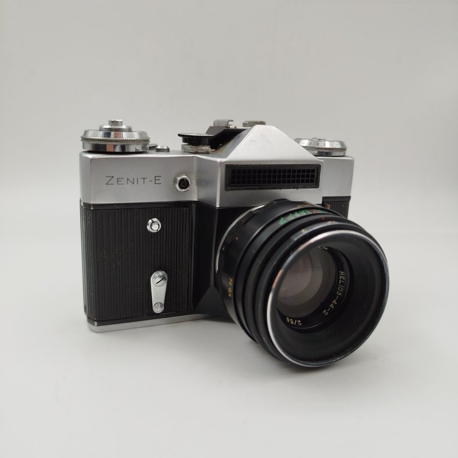 Фотоаппарат "Зенит-Е" с объективом "Гелиос-44-2" в оригинальном кофре, металл, стекло, пластик, кожа, Красногорский механический завод (КМЗ), СССР, 1975 г.