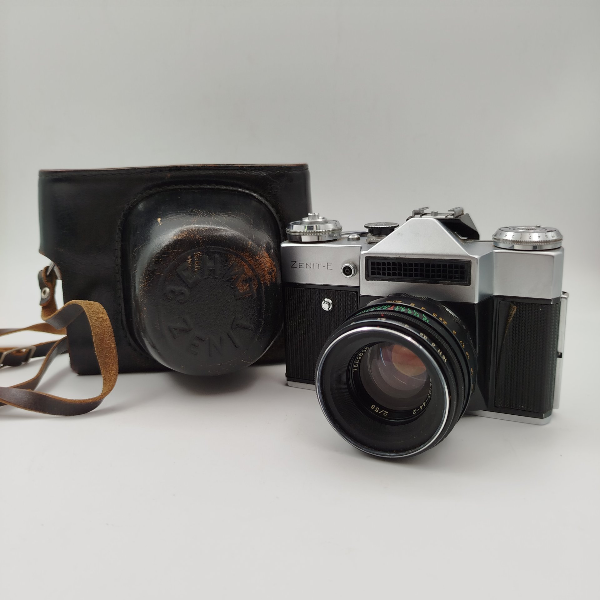 Фотоаппарат "Зенит-Е" с объективом "Гелиос-44-2" в оригинальном кофре, металл, стекло, пластик, кожа, Красногорский механический завод (КМЗ), СССР, 1975 г., Красногорский механический завод (КМЗ)
