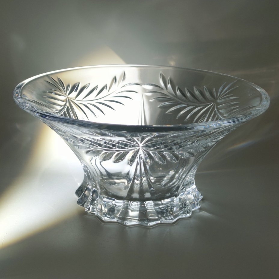 Фруктовница (конфетница) с растительным декором