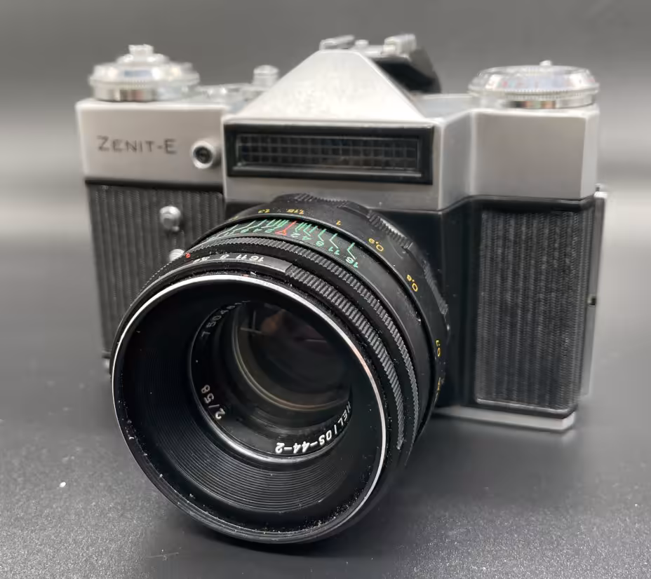 Фотоаппарат "Зенит-Е"  с объективом "Гелиос-44-2" в оригинальном кофре, Красногорский механический завод (КМЗ)