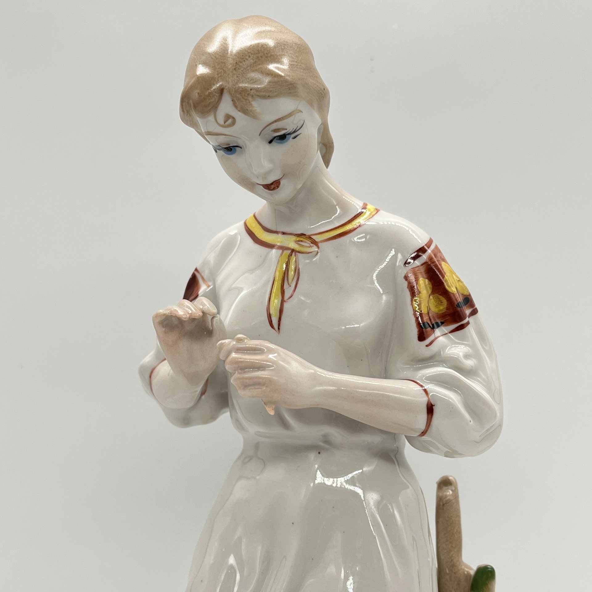 Статуэтка "Любит-не-любит" ("Гадание на ромашке"), скульптор О.Л. Жникруп, Полонский завод художественной керамики (Полонное ЗХК)