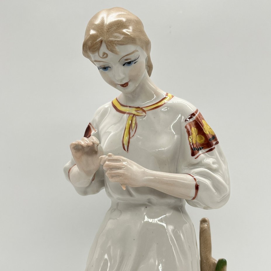 Статуэтка "Любит-не-любит" ("Гадание на ромашке"), скульптор О.Л. Жникруп, Полонский завод художественной керамики (Полонное ЗХК)