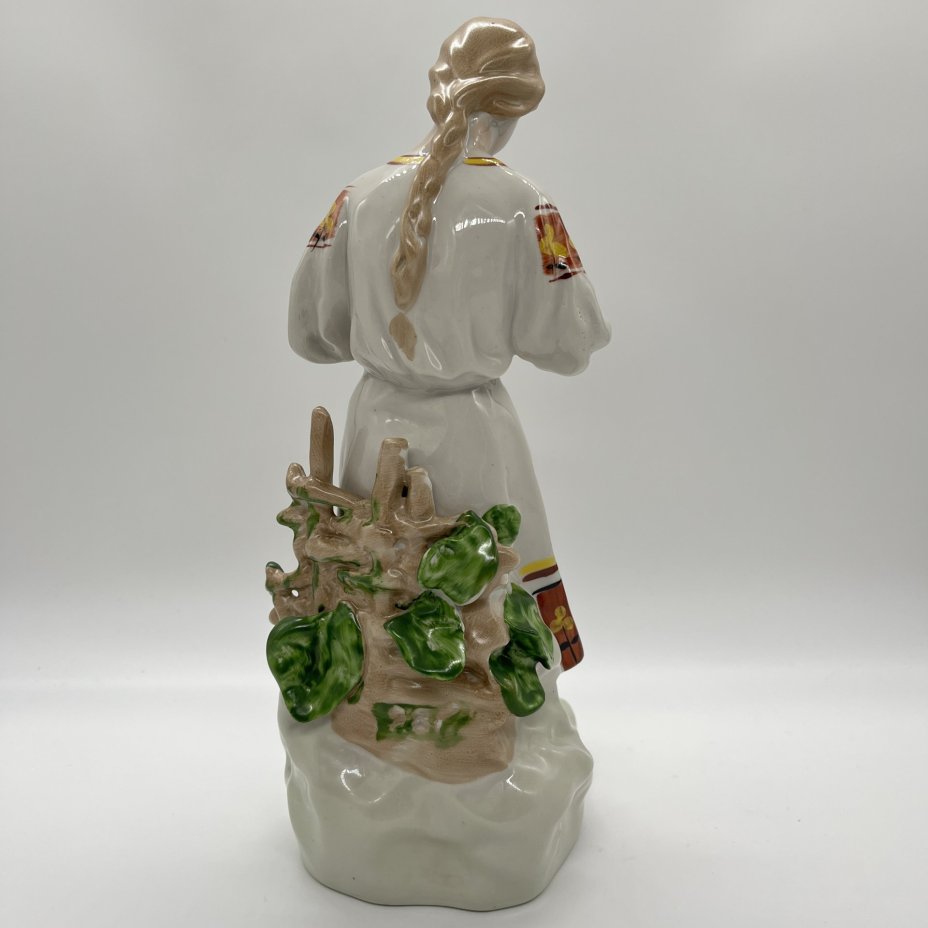 Статуэтка "Любит-не-любит" ("Гадание на ромашке"), скульптор О.Л. Жникруп, Полонский завод художественной керамики (Полонное ЗХК)
