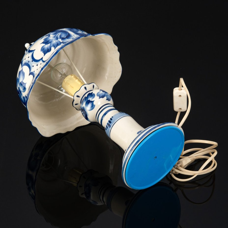 Лампа настольная, украшенная с цветочным декором, автор росписи Анрина, фарфор, металл, пластик, роспись, Гжельская фарфоровая мануфактура «Галактика», Российская Федерация, 1996-2010 гг., Гжельская фарфоровая мануфактура «Галактика»