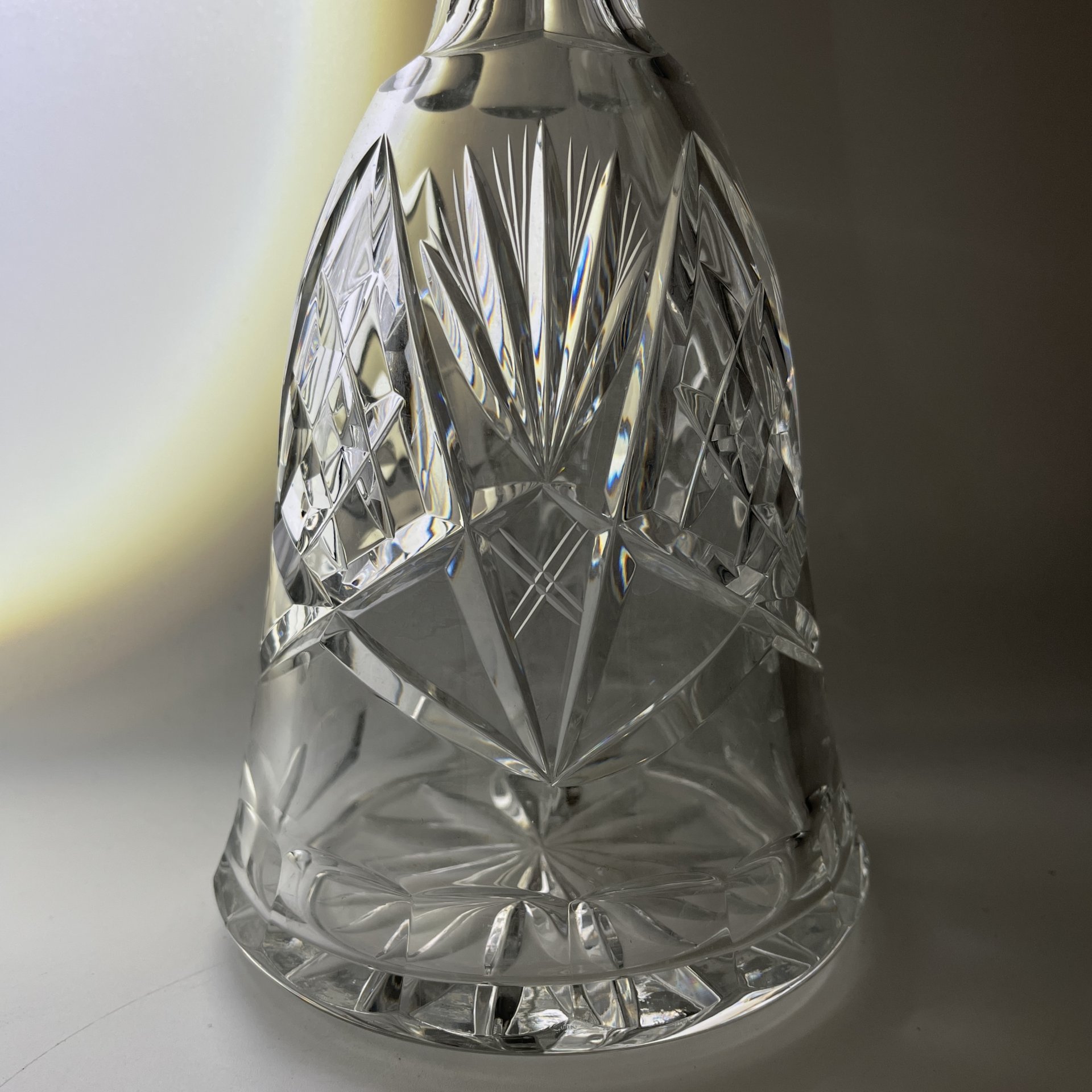 Графин (штоф), украшенный геометрическим рельефным декором