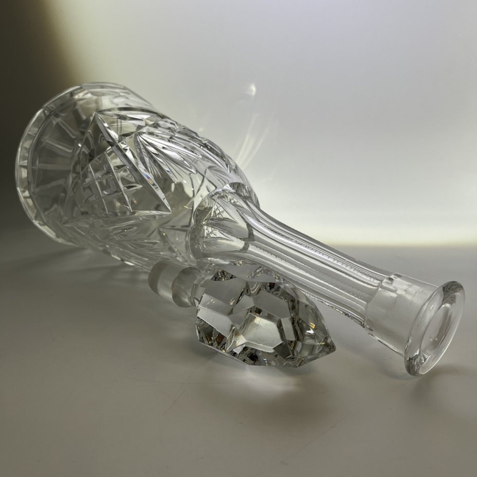 Графин (штоф), украшенный геометрическим рельефным декором