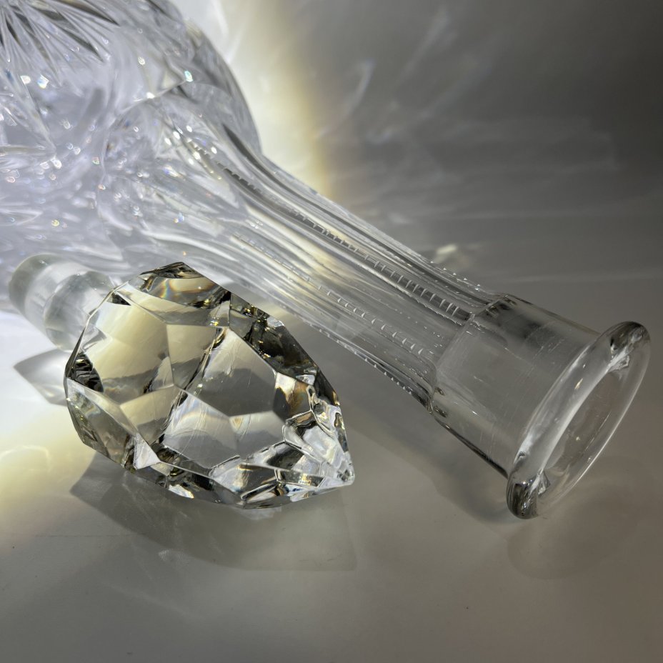 Графин (штоф), украшенный геометрическим рельефным декором