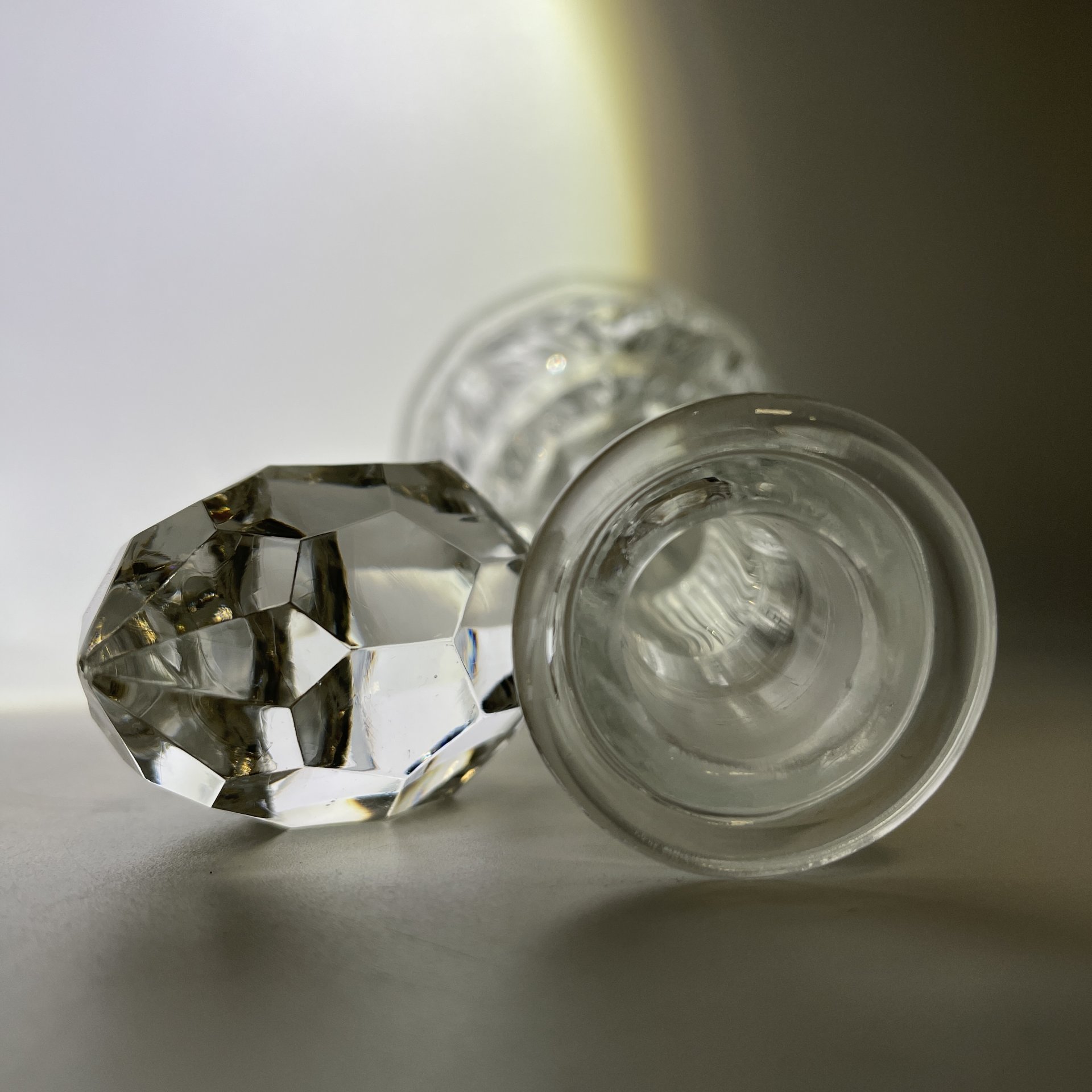 Графин (штоф), украшенный геометрическим рельефным декором