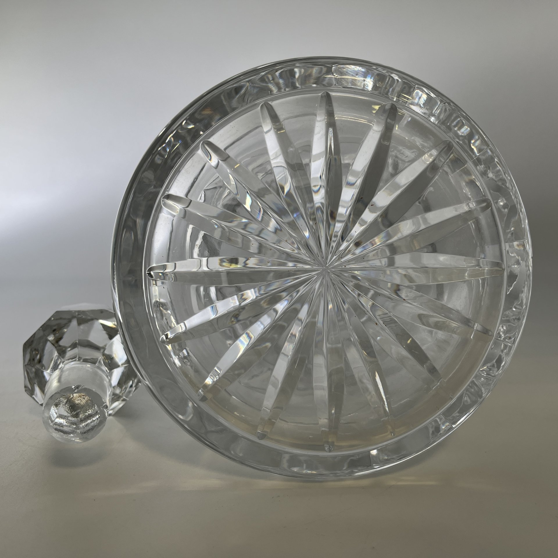 Графин (штоф), украшенный геометрическим рельефным декором