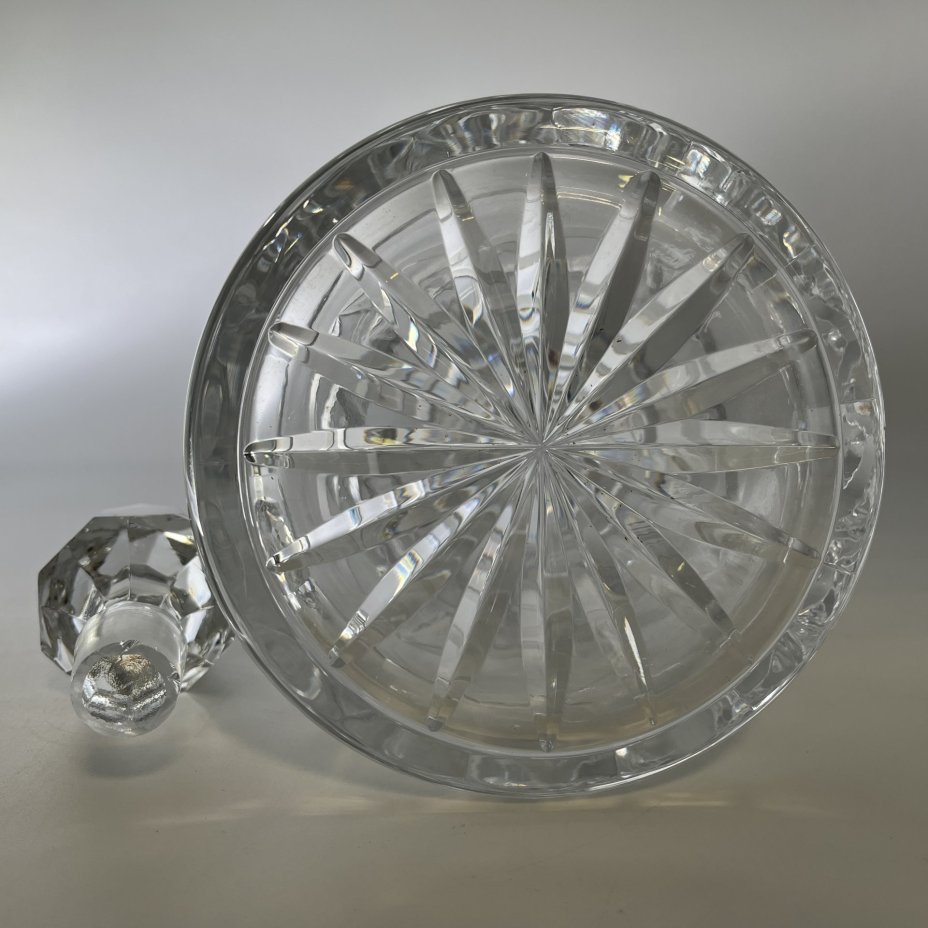 Графин (штоф), украшенный геометрическим рельефным декором