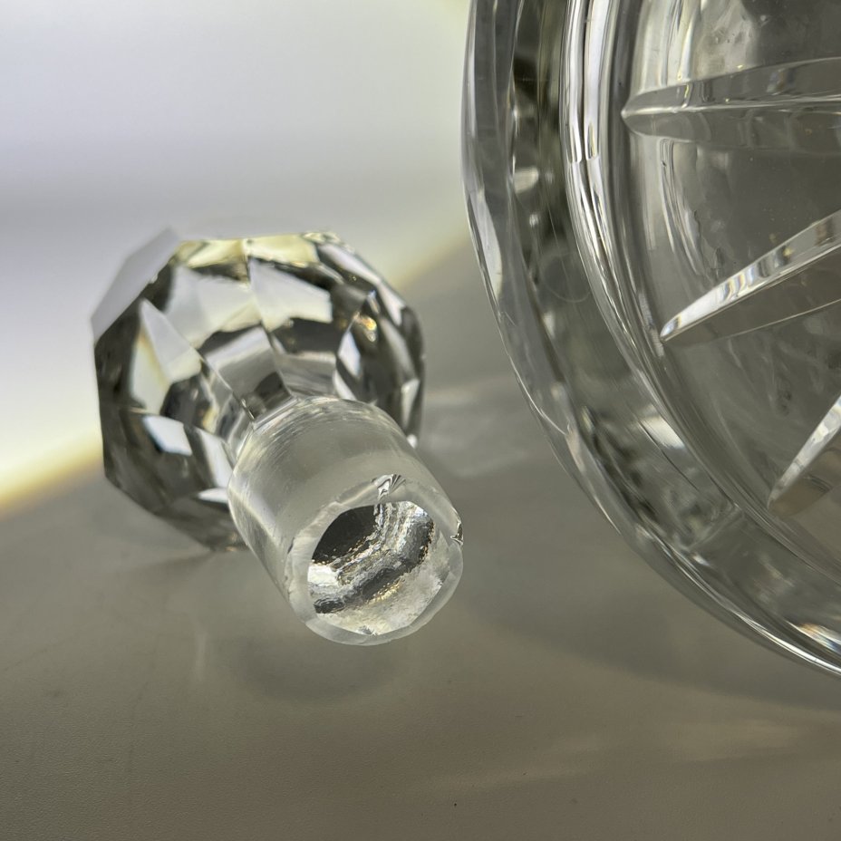 Графин (штоф), украшенный геометрическим рельефным декором