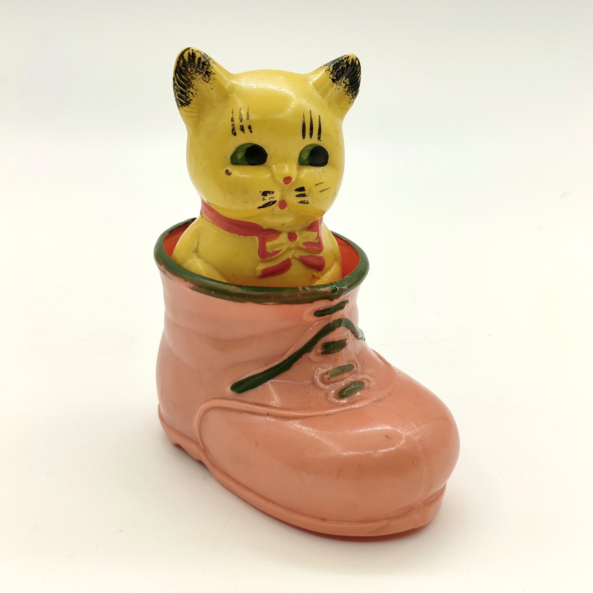 Игрушка-забава "Котёнок в башмаке", Ленсовнархоз УХП Завод им. «Комсомольской правды», целлулоид, штамповка, краска, роспись